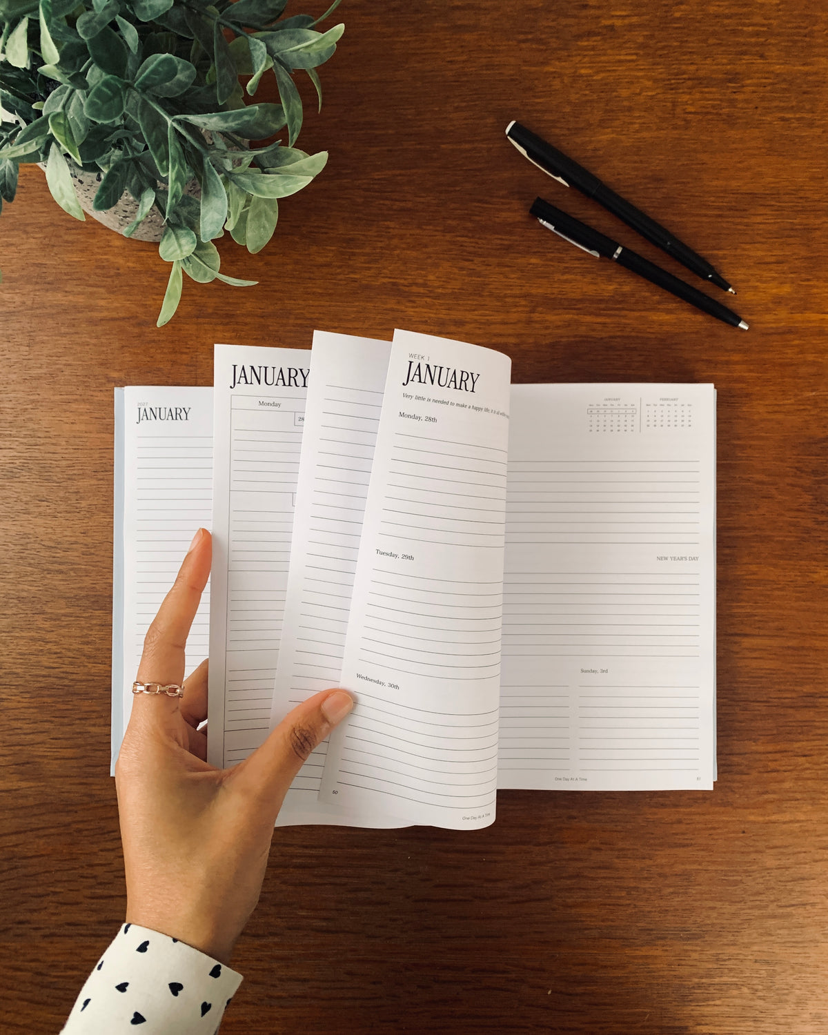 Classic 2027 Weekly Planner (Horizontal Layout)